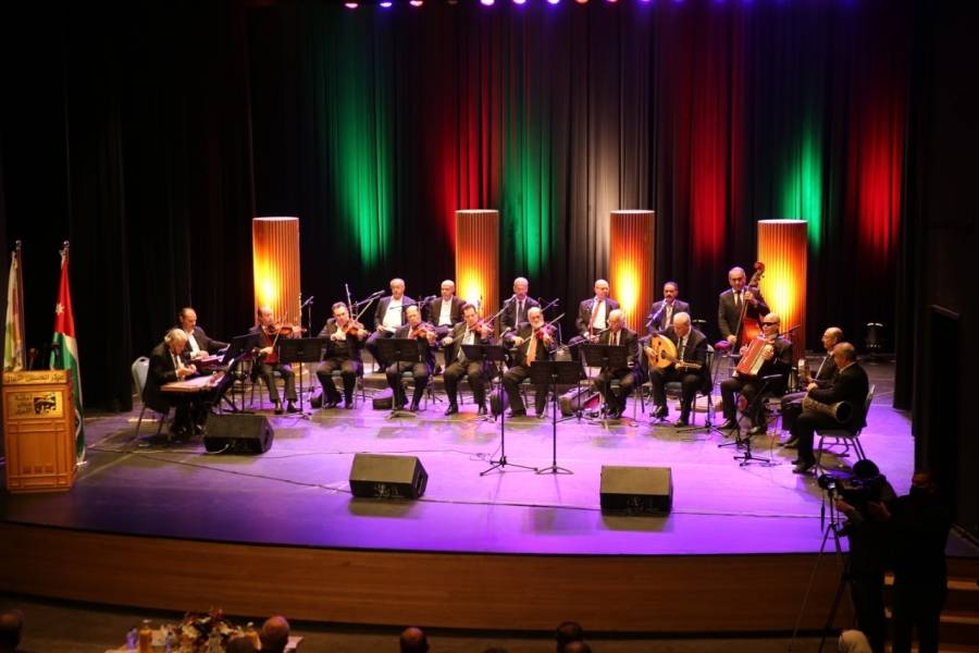 الشواربة يسلم جوائز مناطق الامانة للأداء المتميز ومسابقة التصوير عمان بعيوننا