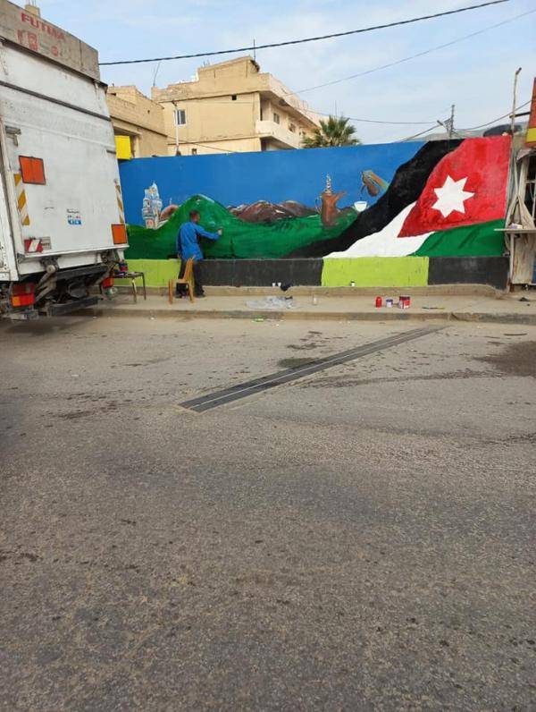 بلدية دير علا ترسم جدارية احتفالا بذكرى تعريب قيادة الجيش