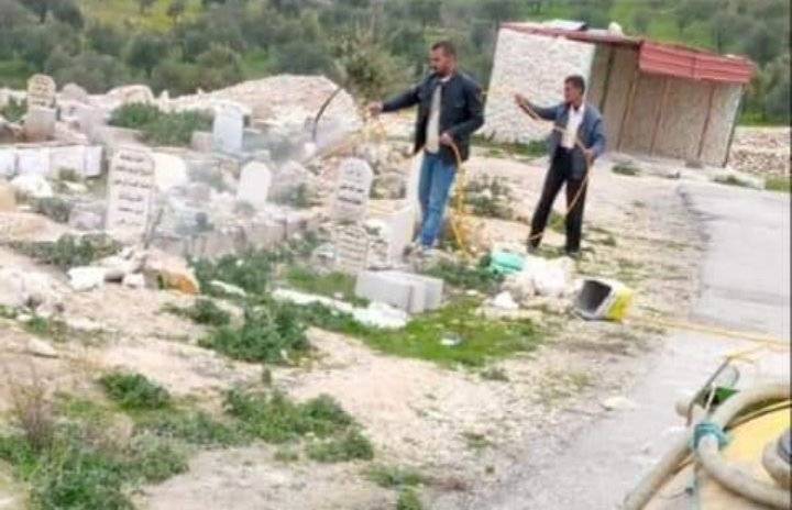 بلدية عجلون تنفذ حملات لرش الأعشاب الضارة داخل المقابر