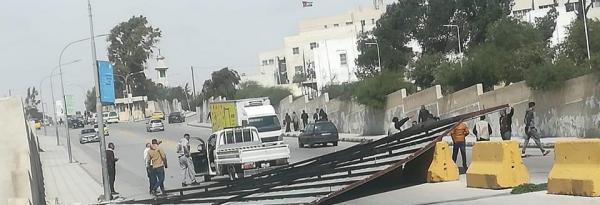 سقوط لوحة اعلانية يؤدي لإغلاق مدخل مستشفى الأمير فيصل