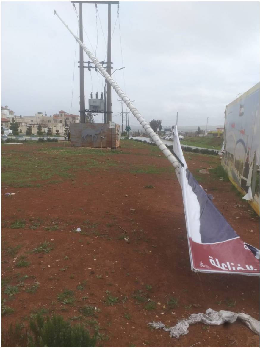 الرياح تقتلع يافطات مرشحي البلديات واللامركزية