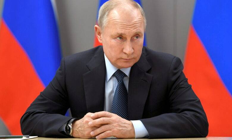 الكرملين يدعو الروس للالتفاف حول بوتين