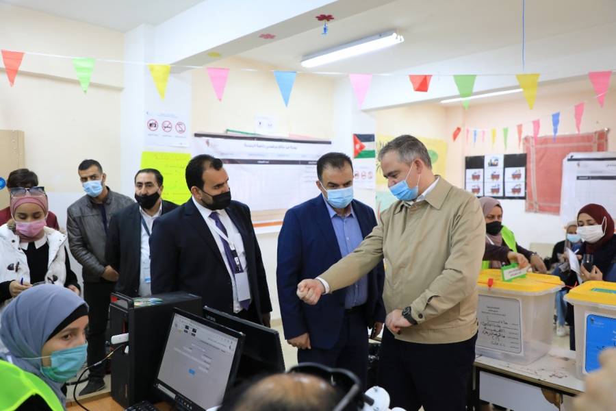 وزير الشباب يطلع على الانتخابات التجريبية في مأدبا