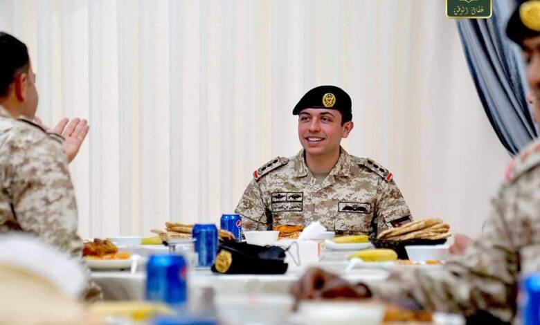 ولي العهد مع زملائه في كتيبة الأمير الحسين الآلية (صور)