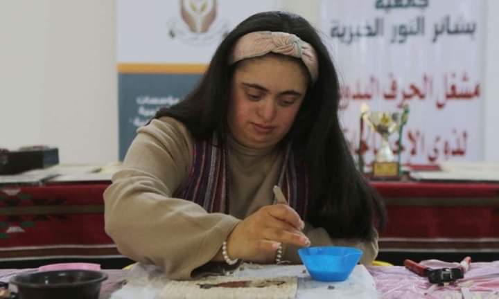 الأردنية وفاء التعمري تنتصر بالفسيفساء على «متلازمة داون»