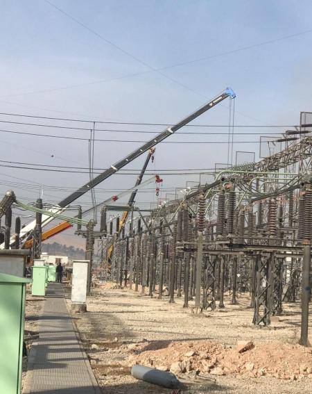 إصابة 4 عمال كهرباء بانفجار قاطع