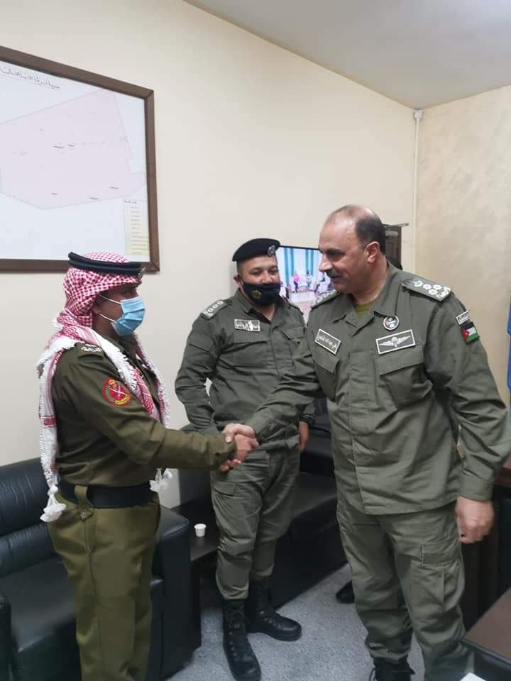 مدير شرطة البادية الشمالية يكرم طاقم دورية نجدة