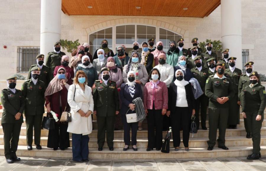 نادي سيدات القوات المسلحة يزور مركز تدريب المرأة العسكرية..صور