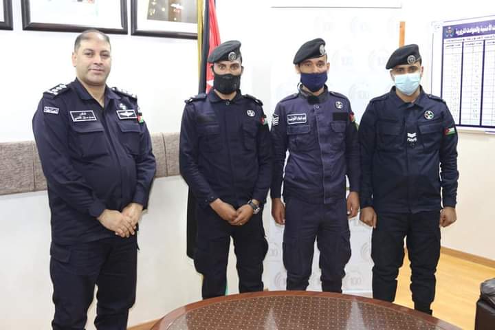 العقيد القاضي يكرم طاقم دورية قدمت مساعدة إنسانية لأحد المتقاعدين العسكريين على الطريق الصحراوي