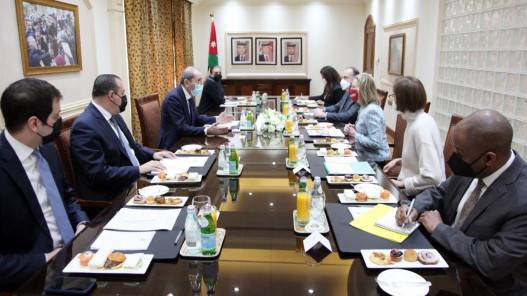 وزير الخارجية يبحث مع مسؤولة أميركية مشاريع الولايات المتحدة في الأردن