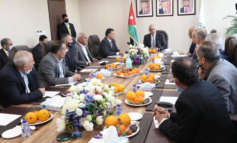 “برتقال وتمر وفراولة” على طاولة الرئيس ما القصة؟!