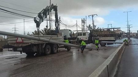 كهرباء إربد تتعامل مع سقوط عامود إنارة