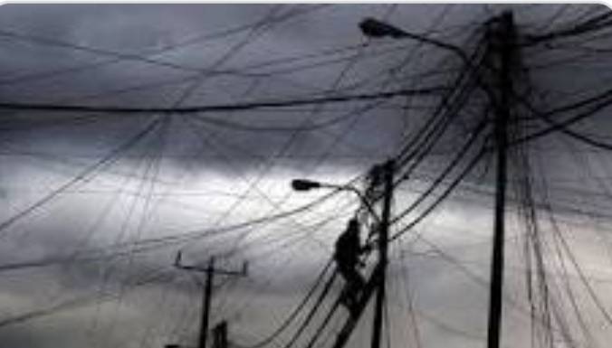 بلدية بيرين تتعامل مع اعطال كهربائية بسبب الرياح الشديدة