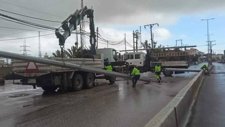 كهرباء اربد توضح حول سقوط عامود انارة على مدخل نفق اربد