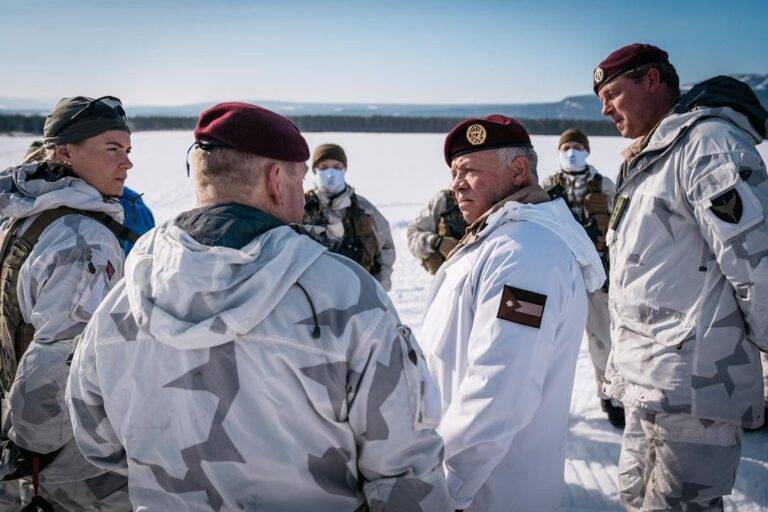 الملك يحضر تمارين دفاعية مشتركة بحرية وتعبوية بين القوات الخاصة الأردنية والنرويجية (صور)