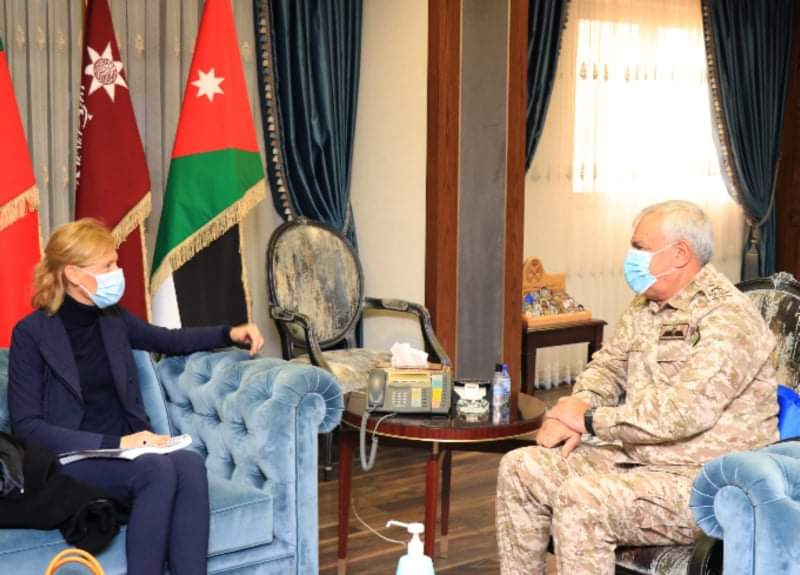 Army chief talks ties, cooperation with French official