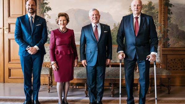 الملك يؤكد خلال لقاءه ممثلين عن مراكز دراسات نرويجية أهمية إيلاء الأولوية للنواحي الإنسانية في الأزمات