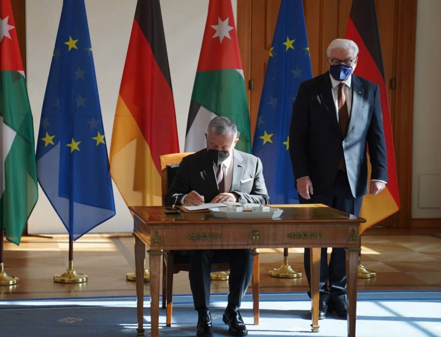 الملك يدون كلمة في سجل كبار الزوار بقصر بيليفو الرئاسي