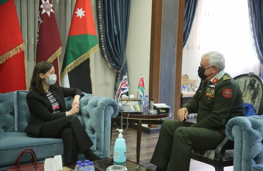 رئيس  هيئة الأركان المشتركة يستقبل السفيرة البريطانية