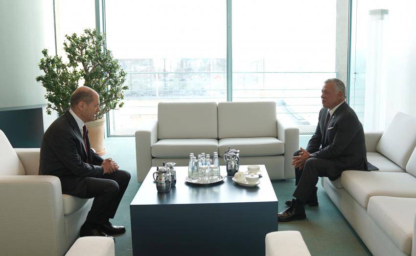 الملك يجري مباحثات مع المستشار الألماني شولتس