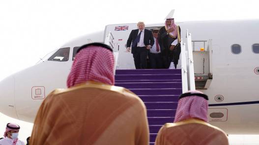 رئيس وزراء بريطانيا يزور السعودية للتباحث بشأن النفط وروسيا