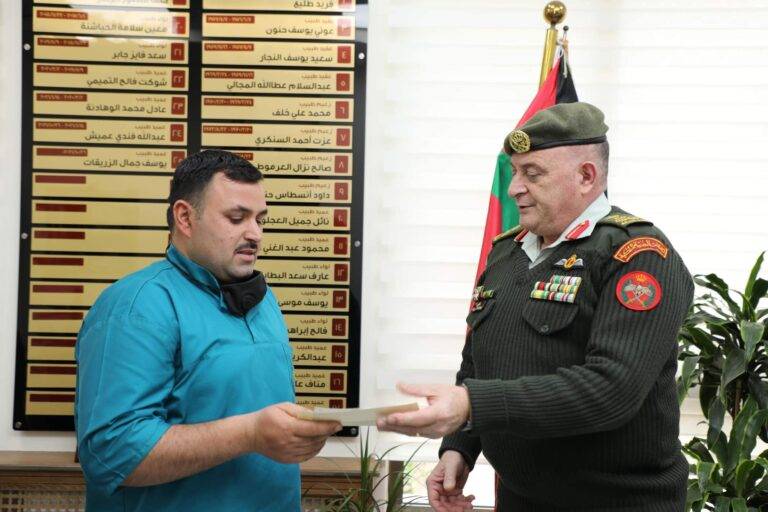 مدير الخدمات الطبية يكرم عاملا وجد مبلغا ماليا وقام بتسليمه