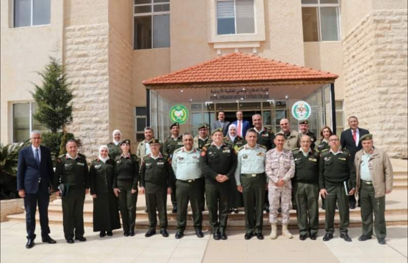 مدير الخدمات الطبية يرعى تخريج  دورة فن القيادة والإدارة والتخطيط الاستراتيجي للأطباء