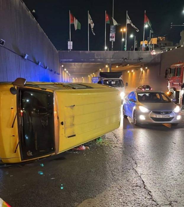 نفق صويلح للسير المتجه نحو إشارة المواصفات والمقاييس يشهد  حادث تدهور مركبة أدى إلى   انقلابها