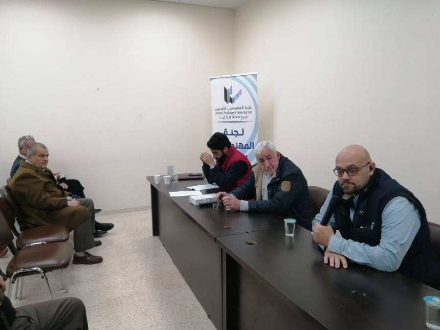 وقفة احتجاجية على قرار فرض الدينارين لمشتركي الطاقة المتجددة في محافظة إربد