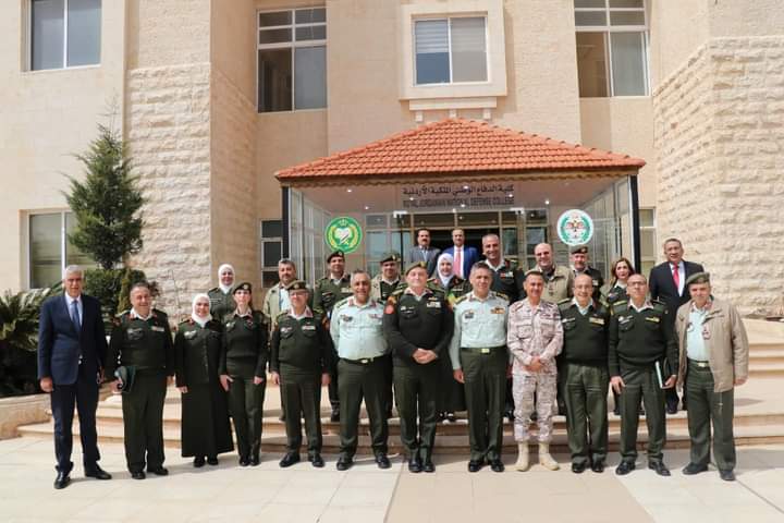 تخريج دورة فن القيادة والإدارة والتخطيط الاستراتيجي للأطباء رقم1 في كلية الدفاع الوطني الملكية الأردنية…