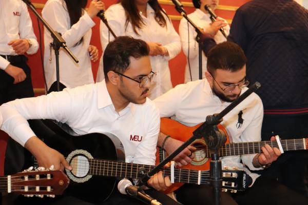 كورال الشرق الأوسط يشارك في مهرجانٍ موسيقي احتفالًا بعيد ميلاد القائد