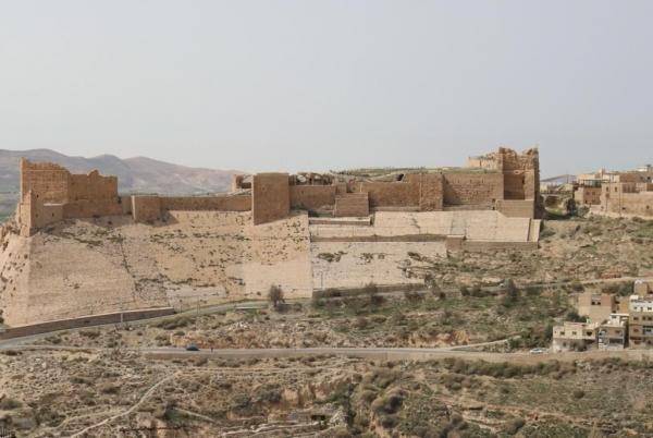 السفيرة البريطانية تزو الكرك