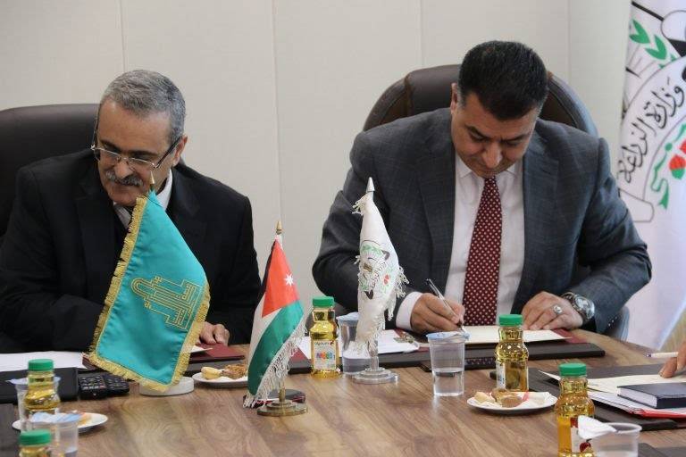 الزراعة وآل البيت توقعان مذكرة لزراعة 200 دونم بالأشجار الحرجية