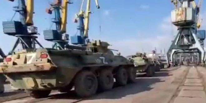 سفينة حربية روسية تنقل معدات عسكرية إلى ميناء بيرديانسك