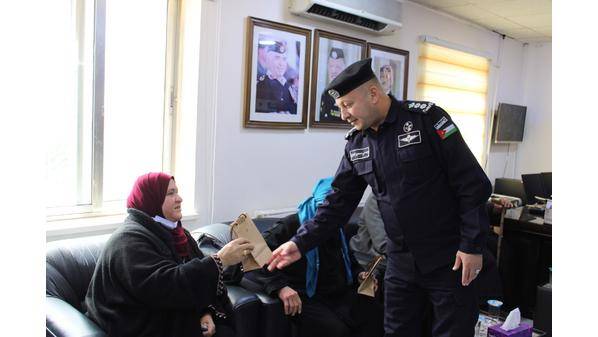 مدير شرطة عجلون يكرم عددا من الامهات بمناسبة يوم الكرامة وعيد الأم