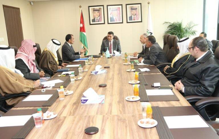 وزير الزراعة يلتقي عددا من وجهاء القطرانة والأبيض