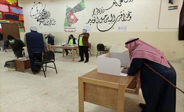 إقبال من الناخبين على الاقتراع في معان