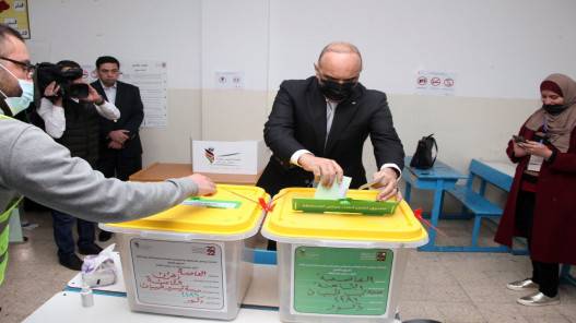 رئيس الوزراء : الانتخابات تسير بما يليق بالأردنيين