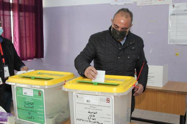 الشواربة يدلي بصوته لانتخابات مجلسي المحافظة وامانة عمان