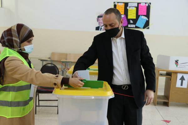 امين عام الرئاسة يدلي بصوته في جبل الحسين