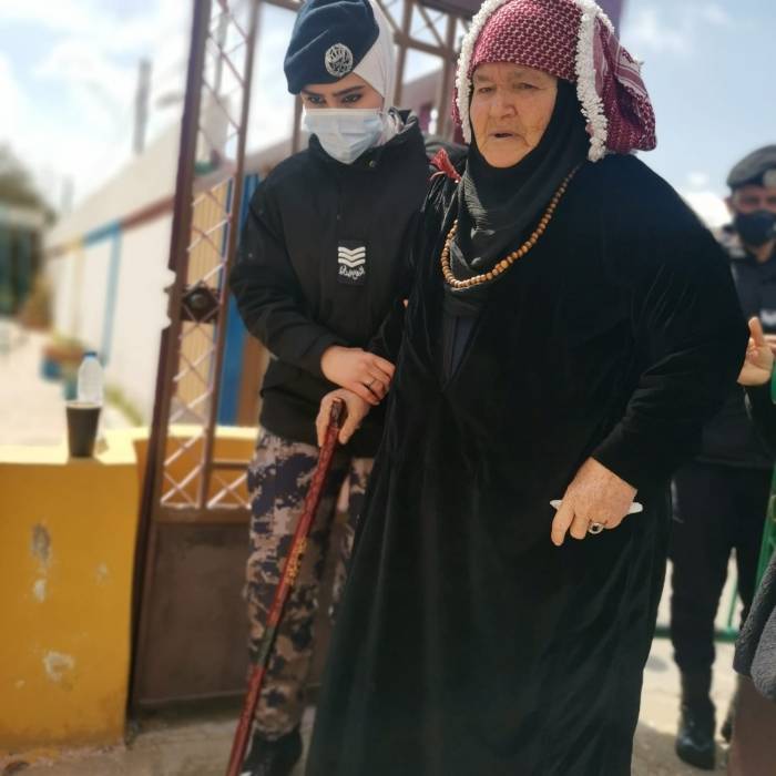 شاهد بالصور كيف تتعامل مديرية الأمن العام مع الناخبين من كبار السن  الذين يأتون إلى مراكز  الاقتراع للإدلاء بأصواتهم في صناديق الاقتراع