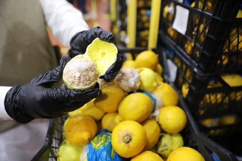 السعودية.. ضبط مخدرات مخبأة داخل شحنة ليمون  صور