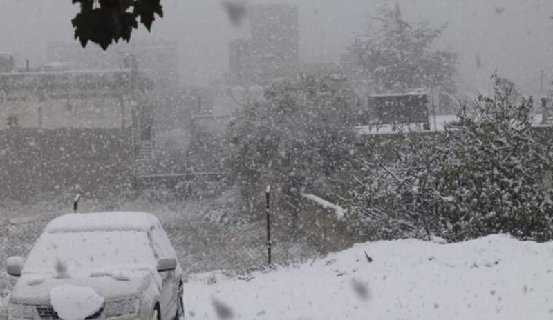 بدء تساقط الثلوج في راس منيف