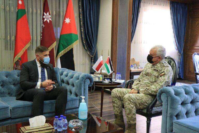 رئيس هيئة الأركان المشتركة يستقبل السفير البولندي