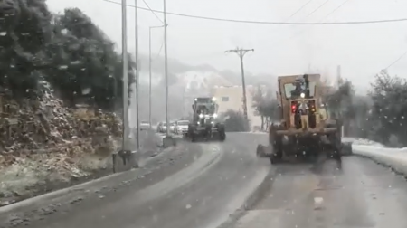 الاشغال تتعامل مع تراكمات خفيفة للثلوج في سوف