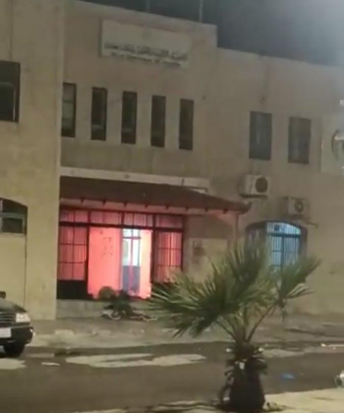 احراق مبنى مديرية تربية معان احتجاجا على نتائج الانتخابات