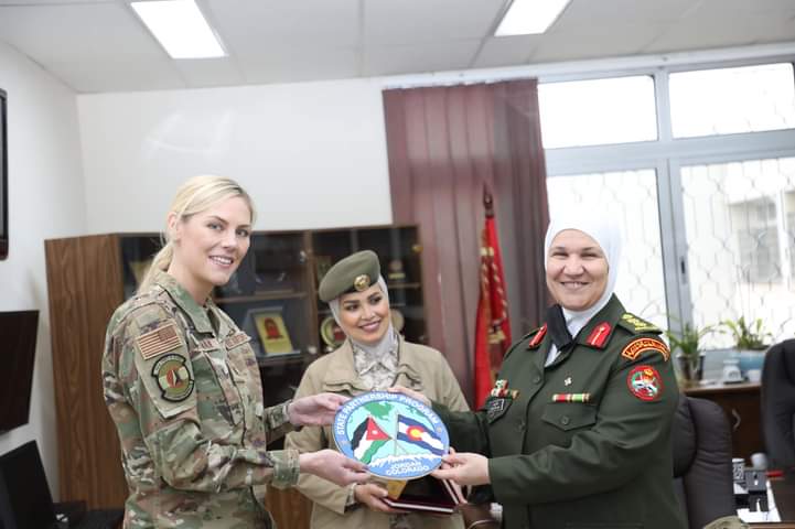 وفد عسكري امريكي يزور كلية الاميرة منى للتمريض_صور