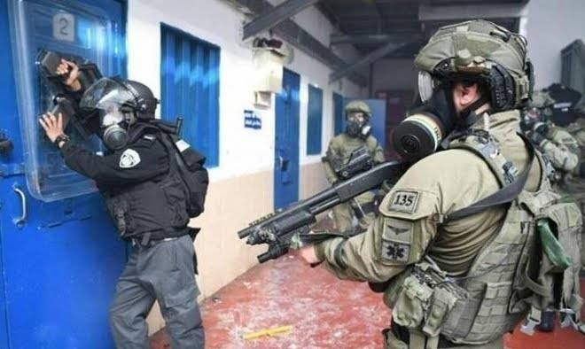 الاسرى يعلقون اضرابهم عن الطعام بعد تراجع الاحتلال عن اجراءاته بحقهم