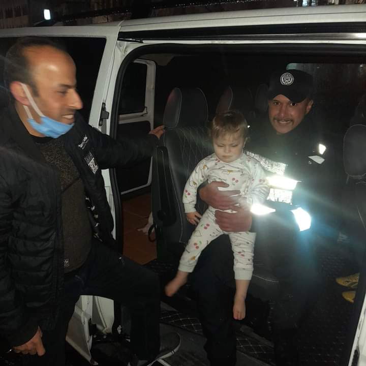 كيف أنقذ رقيب السير أحمد حياة طفلة؟ وما هي قصة الطفلة زين؟