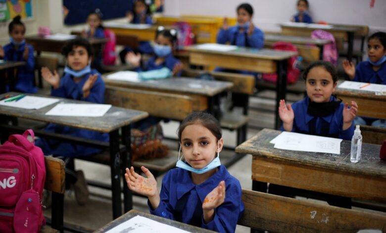 “التربية” تلغي دوام التناوب وتستثني بعض الصفوف